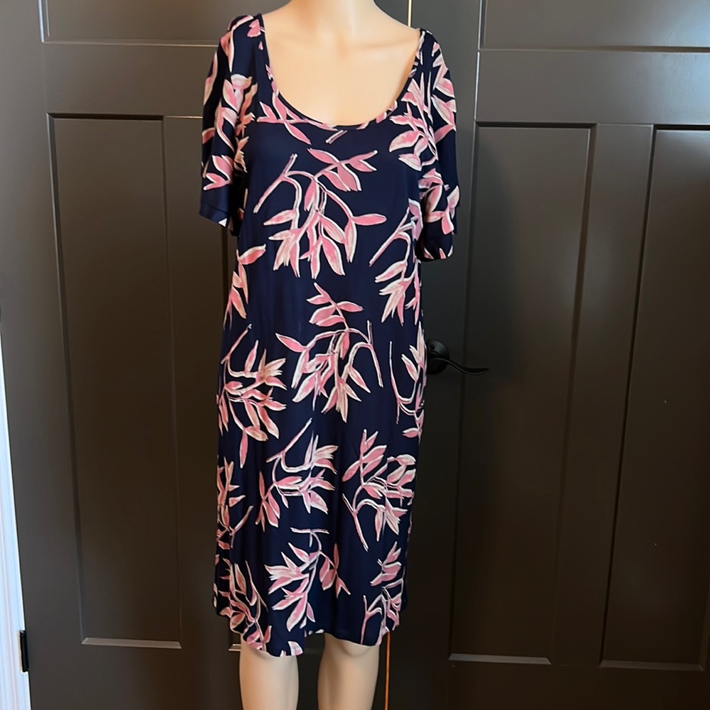 Women’s business casual dress.